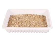 Jemná tráva v misce